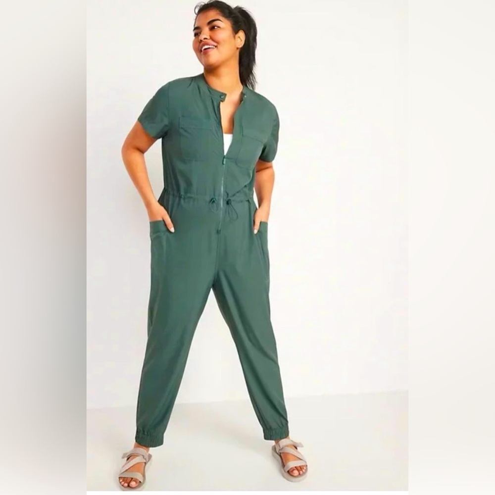 Old Navy Short-Sleeve Collarless StretchTech jumpsuit in green - size M